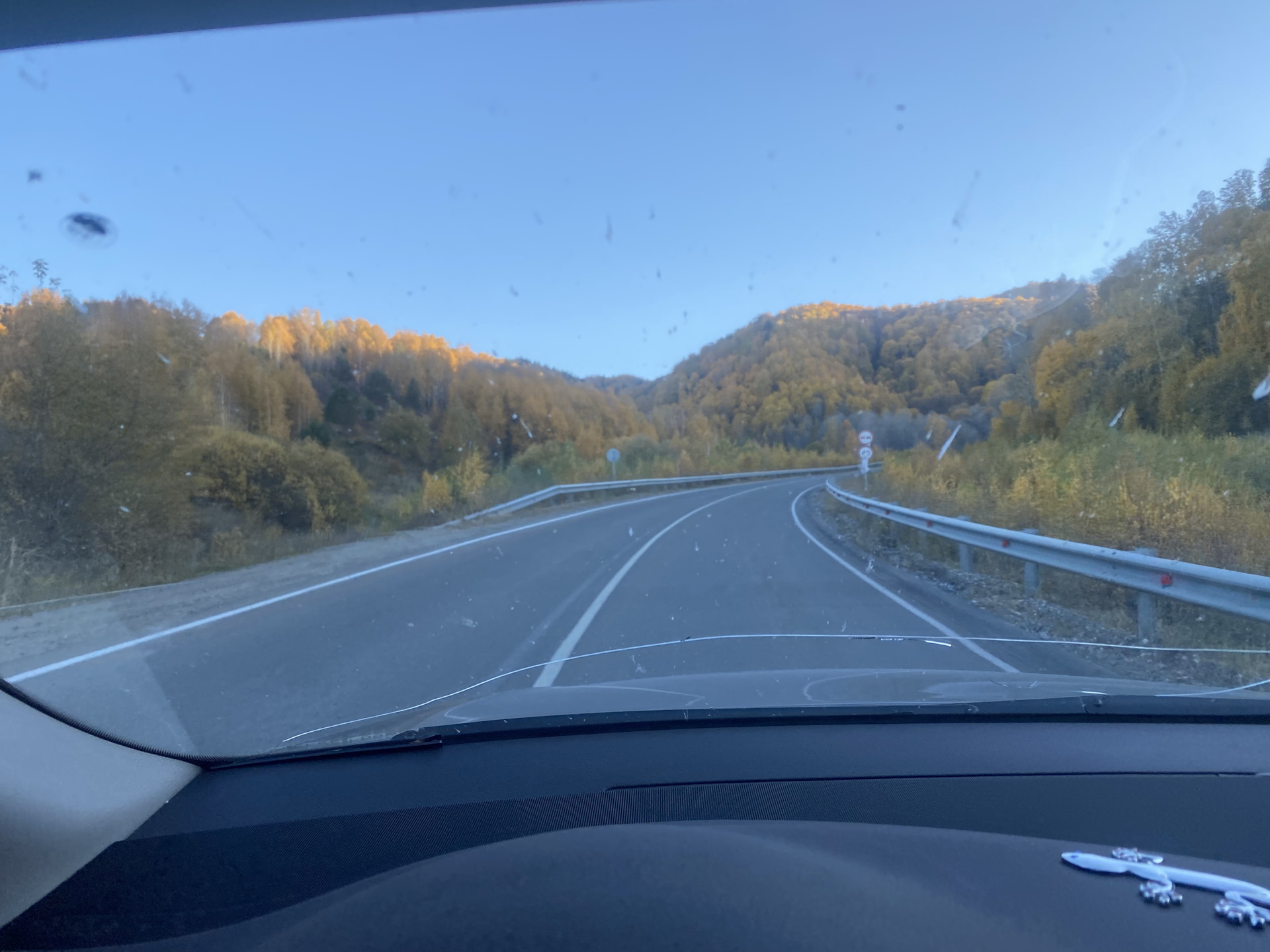 Всех приветствую!
Вот и первое исполнение намеченного плана по замене лобового стекла, стекло поставил новое фирмы NordGlass ибо всякое б/у орига не всегда хорошо и самый большой минус для себя принял то что у нас в Барнауле по наличию не было либо оставляло желать лучшего, вообщем новое есть новое + сделал полностью тонировку атермальной пленкой и полоску 30см. Рамка лобового в отличном состоянии без намеков на ржу это радует!
Что по стеклу; стекло не искажает и не бликует, доволен на все 💯 % и так сказать прозрел от увиденного через него, круто и эффект ВАУ был!

P/S;
Предлагалось два варианта Польша NordGlass за 10800 & Япония AGS за 22300 ну и замена 4500₽ первый вариант в наличии и второй с гарантией на 1 год от производите на одну замену от сколов и трещин.
Тонировка атермалкой + полоса 5% 30см 8000₽
А ну и то что Польша не совсем Польша а скорее всего БОР!


Рекомендую, молодцы все четко и без проволочек!