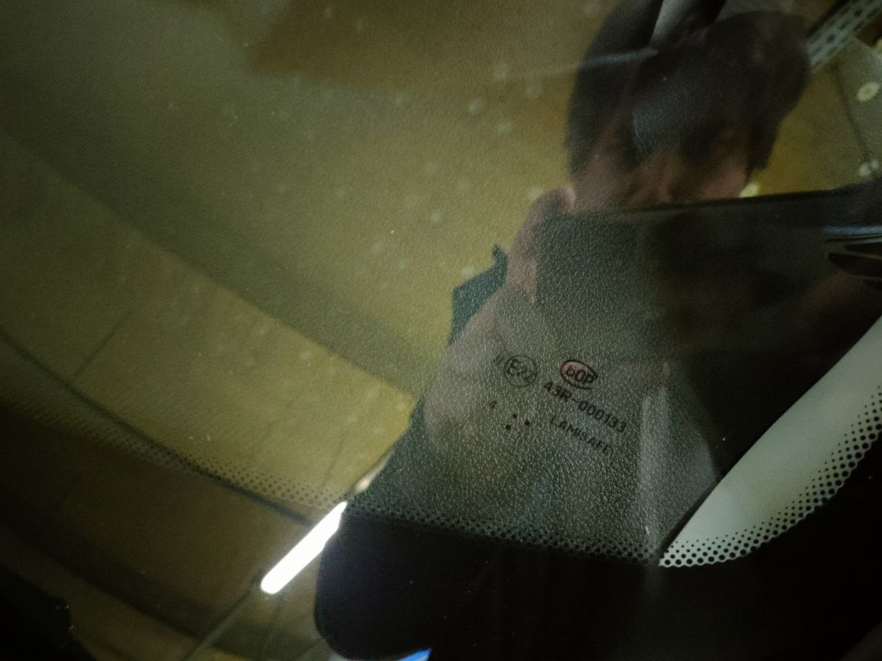 Записался в новом для себя МРЭО в ТЦ Калейдоскоп на Сходненской на четверг, 10 утра.
Записался бы раньше, да мелочь в виде трещины на лобовом с гарантированным отказом осложняла жизнь.

Ещё до покупки, в пятницу, я заказал себе новое стекло в AG Experts в ТЦ Весна на Алтуфьевском шоссе, сервис, знакомый ещё по Калине. Записали на среду 5 вечера, соответственно, сразу после замены на регистрацию.

Вчера сбежал с работы часа в 2, чтобы помыть машину, постоял минут 30 в очереди на мойку, уехал на другую самомойку, постоял ещё минут 30 там, помыл морду, к 4 закатываюсь и говорю — вот машина, я пошёл.
Сходил поел супчик, спускаюсь обратно — всё готово. Фигасе скорость, минут 30-40 наверно за всё про всё, правда попросили постоять ещё полчасика, чтобы клей схватился.

К 10 я приехал в МФЦ, получил талончик, сел в окошко, отдал все доки:
— ДКП
— выписку из ЭПТС
— СТС прошлой хозяйки

ОСАГО при регистрации сейчас не требуют, а диагностическая карта мне не нужна, т.к. машине меньше 4 лет.

Спустился на площадку, открыл капот, весь осмотр занял секунд 40 — стакан, табличка на стойке и номер двигателя. Большой привет тем, у кого двигатель запчасть и кто не смотрит — смотрят, проверяют, сверяют номер, всё ок.

После успешного осмотра поднимаюсь наверх, забираю номера и иду обратно к машине. Открутив номера 40 региона, сдав их в окошечко и прикрутив новые 977-го, я получил в свой автопарк третью колесницу уже официально. За всё про всё — меньше часа.

Насколько же деградировала процедура регистрации автотранспорта за 20 лет, уму непостижимо. Раньше как было, в 4 утра приезжаешь к МРЭО, какие-то мутные типы тебя записывают за 200 рублей в красную тетрадку уже тридцать седьмым, ни поспать, ни поссать, чтобы нидайбох очередь без тебя не прошла, к вечеру МОЖЕТ БЫТЬ до тебя очередь дойдет. И подраться можно, и поорать вдоволь "вас тут не стояло", в общем, выпустить весь накопленный негатив. А щас чё, пришел, спокойно все за 40 минут прошел, сидишь ждёшь номера. Никакой романтики.

В следующем посте расскажу о том, что куплено прям сходу. Всем пофиг, я думаю, но душа просит :)