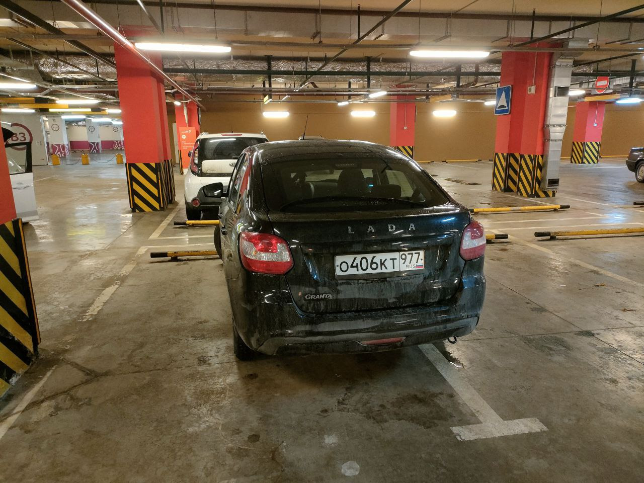 Записался в новом для себя МРЭО в ТЦ Калейдоскоп на Сходненской на четверг, 10 утра.
Записался бы раньше, да мелочь в виде трещины на лобовом с гарантированным отказом осложняла жизнь.

Ещё до покупки, в пятницу, я заказал себе новое стекло в AG Experts в ТЦ Весна на Алтуфьевском шоссе, сервис, знакомый ещё по Калине. Записали на среду 5 вечера, соответственно, сразу после замены на регистрацию.

Вчера сбежал с работы часа в 2, чтобы помыть машину, постоял минут 30 в очереди на мойку, уехал на другую самомойку, постоял ещё минут 30 там, помыл морду, к 4 закатываюсь и говорю — вот машина, я пошёл.
Сходил поел супчик, спускаюсь обратно — всё готово. Фигасе скорость, минут 30-40 наверно за всё про всё, правда попросили постоять ещё полчасика, чтобы клей схватился.

К 10 я приехал в МФЦ, получил талончик, сел в окошко, отдал все доки:
— ДКП
— выписку из ЭПТС
— СТС прошлой хозяйки

ОСАГО при регистрации сейчас не требуют, а диагностическая карта мне не нужна, т.к. машине меньше 4 лет.

Спустился на площадку, открыл капот, весь осмотр занял секунд 40 — стакан, табличка на стойке и номер двигателя. Большой привет тем, у кого двигатель запчасть и кто не смотрит — смотрят, проверяют, сверяют номер, всё ок.

После успешного осмотра поднимаюсь наверх, забираю номера и иду обратно к машине. Открутив номера 40 региона, сдав их в окошечко и прикрутив новые 977-го, я получил в свой автопарк третью колесницу уже официально. За всё про всё — меньше часа.

Насколько же деградировала процедура регистрации автотранспорта за 20 лет, уму непостижимо. Раньше как было, в 4 утра приезжаешь к МРЭО, какие-то мутные типы тебя записывают за 200 рублей в красную тетрадку уже тридцать седьмым, ни поспать, ни поссать, чтобы нидайбох очередь без тебя не прошла, к вечеру МОЖЕТ БЫТЬ до тебя очередь дойдет. И подраться можно, и поорать вдоволь "вас тут не стояло", в общем, выпустить весь накопленный негатив. А щас чё, пришел, спокойно все за 40 минут прошел, сидишь ждёшь номера. Никакой романтики.

В следующем посте расскажу о том, что куплено прям сходу. Всем пофиг, я думаю, но душа просит :)