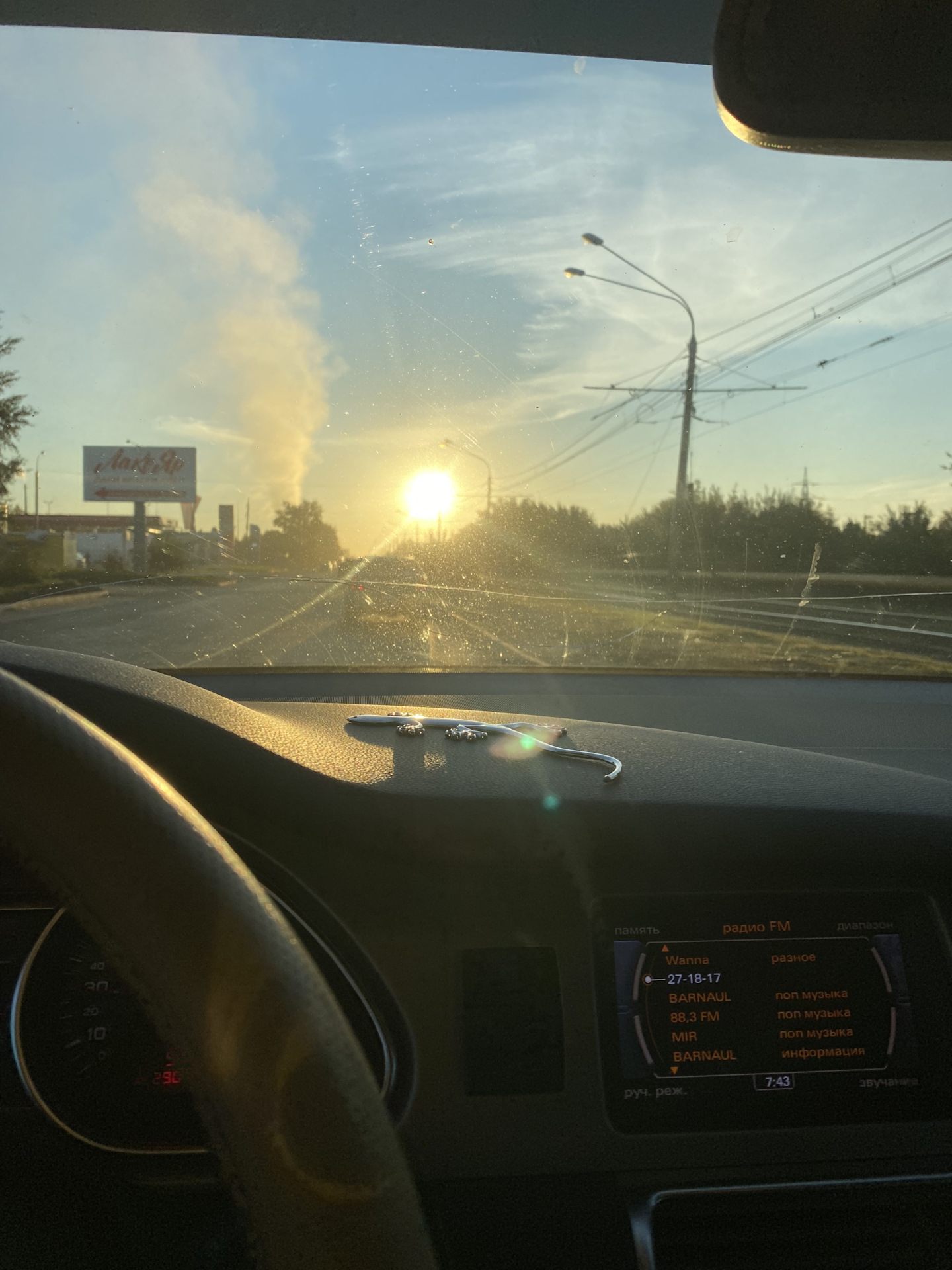 Всех приветствую!
Вот и первое исполнение намеченного плана по замене лобового стекла, стекло поставил новое фирмы NordGlass ибо всякое б/у орига не всегда хорошо и самый большой минус для себя принял то что у нас в Барнауле по наличию не было либо оставляло желать лучшего, вообщем новое есть новое + сделал полностью тонировку атермальной пленкой и полоску 30см. Рамка лобового в отличном состоянии без намеков на ржу это радует!
Что по стеклу; стекло не искажает и не бликует, доволен на все 💯 % и так сказать прозрел от увиденного через него, круто и эффект ВАУ был!

P/S;
Предлагалось два варианта Польша NordGlass за 10800 & Япония AGS за 22300 ну и замена 4500₽ первый вариант в наличии и второй с гарантией на 1 год от производите на одну замену от сколов и трещин.
Тонировка атермалкой + полоса 5% 30см 8000₽
А ну и то что Польша не совсем Польша а скорее всего БОР!


Рекомендую, молодцы все четко и без проволочек!