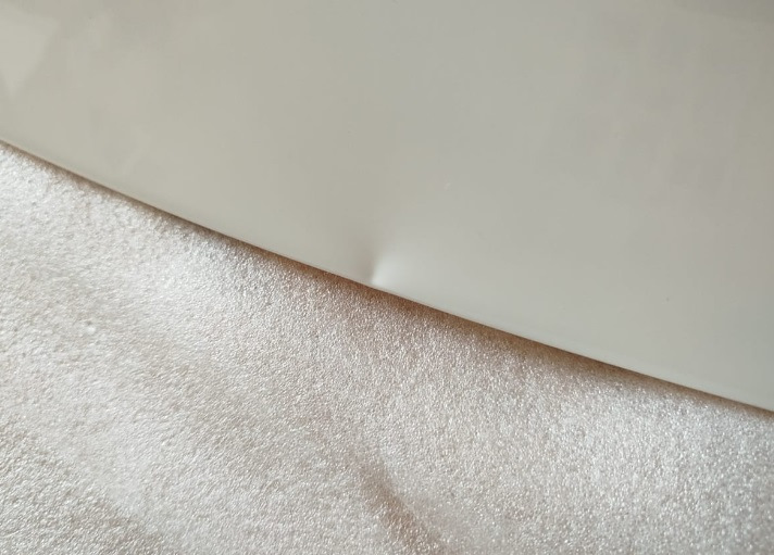 Спойлер — один из немногих элементов стайлинга для Outlander, который вызывает минимум споров — разумеется, с ним лучше, чем без него :)


Со спойлером теперь
Итак, заказал на Али сразу крашеный… По прикидкам некрашеный+покраска (зато точно в цвет) получалась примерно в 15Круб. Окрашеный сразу в белый — 4,3Круб. Решил рискнуть.

Пришел спойлер в транспортную компанию упакованный в пузырчатую пленку основательно, как мумия :)
И, тем не менее — сурпрыз! Заметный залом на внешнем ребре :(


Ну как так?
Ну в той 10-сантиметровой толщины обертке вряд ли так могло получиться, скорее всего сразу таким положили.
В-общем, подал спор (изначально подумал, что оспоренный деньги отдам мастерам, чтобы шпатлевали и красили). Отспорил 1,8Круб. То есть спойлер с дефектом обошелся в 2,5Круб.


По цвету — очень хорошее попадание, разве что на спойлере есть примесь блестящая (наверное, это Polar White или как его там). Но с завода бампера от кузова отличаются существенно сильнее :)
Уже начал у знакомых спрашивать, кто занимается такими работами, никто не признавался… повертел-покрутил в руках и решил кое-что попробовать :)

Сделал технологическое отверстие на внутренней стороне, обмотал изолентой наконечник длинной отвертки, нагрел спойлер в теплой воде, арендовал у жены фен и поставил его на минимальный нагрев.
Ну и изнутри минут за 30 осторожненько выровнял дефект.


Технологическое отверстие и инструмент
Пару недель спойлер отлежался на балконе (проверил, не сработает ли эффект памяти у пластика, когда остынет). Дефект проявился прям минимально (и то, это я знал, куда смотреть). Еще минут 10 повторил процедуру поддавливания и нагрева — и вуаля! Результат отличный.


Живьем вообще место дефекта не найдешь
Следующим квестом оказалось прикрепление.
Дальнейший текст скорее всего будет более интересен ростовчанам…

Беглый поиск стекольного герметика и праймера показал, что это добро обойдется в пару тысяч, не меньше. И потом почти весь герметик все равно на выброс…
Заехал в пару мест, где устанавливают стекла. В одном (федеральная сетка, АвтоТрейд) сразу сказали, что у них нет такой услуги в прайсе, а "внепрайсовые работы" караются штрафом и вплоть до увольнения. Но общались вежливо.

В другом (с довольно живыми социальными сетями, вроде как позиционирующие себя положительно, Автостекла на Вавилова) — просто вышел чувак, ни здрасте, ни досвидания, просто сказал "нет, я это делать не буду" и развернулся. Резкий контраст с социальными сетями. Неприятный осадочек :)

Уже подумал — ну всё, придется самому материалы покупать и звать кого-нибудь на помощь для ровной установки. Но решил заглянуть к еще одним установщикам автостекол. Оказалось, неподалеку есть AG Experts. Ребята красавчики — и пообщались вежливо, и один парень вышел посмотрел-пощупал спойлер. Согласились сделать. Подошли прям очень профессионально — все обезжирили, нанесли праймер, погрели феном и спойлер и крышку багажника, нанесли герметик, приклеили спойлер. И стоимость услуги нормальная — 1,5Круб.


Кепка
В-общем, теперь Белый Бумбр со спойлером.
Считаю, что он делает внешний вид аута существенно гармоничнее. Плюс стоимость доработки получилась ну очень приятной.