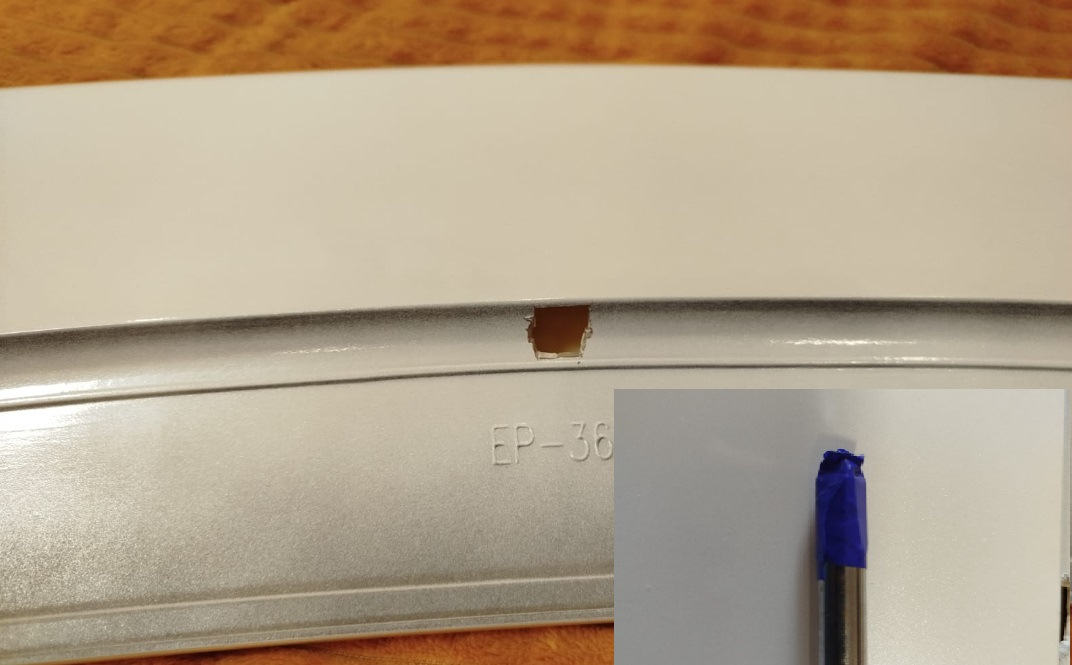 Спойлер — один из немногих элементов стайлинга для Outlander, который вызывает минимум споров — разумеется, с ним лучше, чем без него :)


Со спойлером теперь
Итак, заказал на Али сразу крашеный… По прикидкам некрашеный+покраска (зато точно в цвет) получалась примерно в 15Круб. Окрашеный сразу в белый — 4,3Круб. Решил рискнуть.

Пришел спойлер в транспортную компанию упакованный в пузырчатую пленку основательно, как мумия :)
И, тем не менее — сурпрыз! Заметный залом на внешнем ребре :(


Ну как так?
Ну в той 10-сантиметровой толщины обертке вряд ли так могло получиться, скорее всего сразу таким положили.
В-общем, подал спор (изначально подумал, что оспоренный деньги отдам мастерам, чтобы шпатлевали и красили). Отспорил 1,8Круб. То есть спойлер с дефектом обошелся в 2,5Круб.


По цвету — очень хорошее попадание, разве что на спойлере есть примесь блестящая (наверное, это Polar White или как его там). Но с завода бампера от кузова отличаются существенно сильнее :)
Уже начал у знакомых спрашивать, кто занимается такими работами, никто не признавался… повертел-покрутил в руках и решил кое-что попробовать :)

Сделал технологическое отверстие на внутренней стороне, обмотал изолентой наконечник длинной отвертки, нагрел спойлер в теплой воде, арендовал у жены фен и поставил его на минимальный нагрев.
Ну и изнутри минут за 30 осторожненько выровнял дефект.


Технологическое отверстие и инструмент
Пару недель спойлер отлежался на балконе (проверил, не сработает ли эффект памяти у пластика, когда остынет). Дефект проявился прям минимально (и то, это я знал, куда смотреть). Еще минут 10 повторил процедуру поддавливания и нагрева — и вуаля! Результат отличный.


Живьем вообще место дефекта не найдешь
Следующим квестом оказалось прикрепление.
Дальнейший текст скорее всего будет более интересен ростовчанам…

Беглый поиск стекольного герметика и праймера показал, что это добро обойдется в пару тысяч, не меньше. И потом почти весь герметик все равно на выброс…
Заехал в пару мест, где устанавливают стекла. В одном (федеральная сетка, АвтоТрейд) сразу сказали, что у них нет такой услуги в прайсе, а "внепрайсовые работы" караются штрафом и вплоть до увольнения. Но общались вежливо.

В другом (с довольно живыми социальными сетями, вроде как позиционирующие себя положительно, Автостекла на Вавилова) — просто вышел чувак, ни здрасте, ни досвидания, просто сказал "нет, я это делать не буду" и развернулся. Резкий контраст с социальными сетями. Неприятный осадочек :)

Уже подумал — ну всё, придется самому материалы покупать и звать кого-нибудь на помощь для ровной установки. Но решил заглянуть к еще одним установщикам автостекол. Оказалось, неподалеку есть AG Experts. Ребята красавчики — и пообщались вежливо, и один парень вышел посмотрел-пощупал спойлер. Согласились сделать. Подошли прям очень профессионально — все обезжирили, нанесли праймер, погрели феном и спойлер и крышку багажника, нанесли герметик, приклеили спойлер. И стоимость услуги нормальная — 1,5Круб.


Кепка
В-общем, теперь Белый Бумбр со спойлером.
Считаю, что он делает внешний вид аута существенно гармоничнее. Плюс стоимость доработки получилась ну очень приятной.