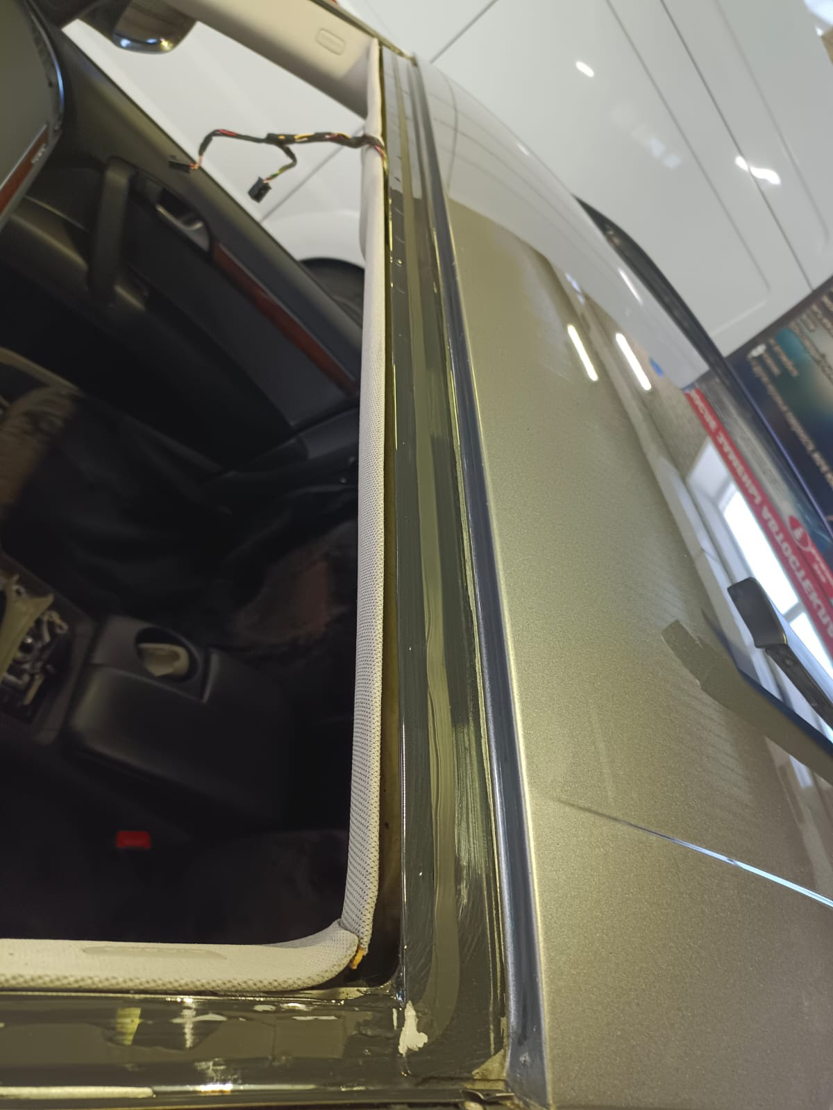 Всех приветствую!
Вот и первое исполнение намеченного плана по замене лобового стекла, стекло поставил новое фирмы NordGlass ибо всякое б/у орига не всегда хорошо и самый большой минус для себя принял то что у нас в Барнауле по наличию не было либо оставляло желать лучшего, вообщем новое есть новое + сделал полностью тонировку атермальной пленкой и полоску 30см. Рамка лобового в отличном состоянии без намеков на ржу это радует!
Что по стеклу; стекло не искажает и не бликует, доволен на все 💯 % и так сказать прозрел от увиденного через него, круто и эффект ВАУ был!

P/S;
Предлагалось два варианта Польша NordGlass за 10800 & Япония AGS за 22300 ну и замена 4500₽ первый вариант в наличии и второй с гарантией на 1 год от производите на одну замену от сколов и трещин.
Тонировка атермалкой + полоса 5% 30см 8000₽
А ну и то что Польша не совсем Польша а скорее всего БОР!


Рекомендую, молодцы все четко и без проволочек!