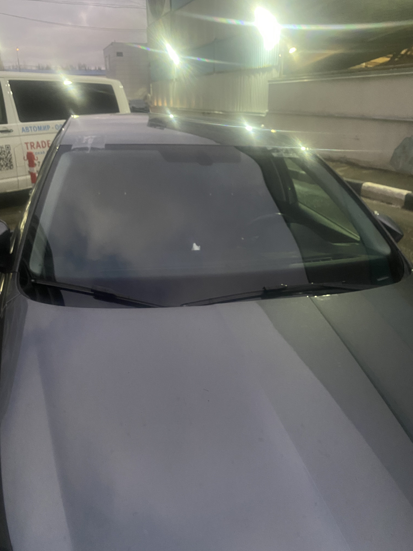 Всем доброго времени суток и ровных дорог.
И так, третья замена лобового )) как мне везет на него. Первая замена по гарантии, не работали часть нитей обогрева, вторая прилетел хороший булыжник в середину лобаша (Замена по КАСКО), и вот по весне 24 года, розочка не большая в низу слева лобового, нити обогрева не задеты. Покатавшись неделю, она не поползла, и я благополучно про нее забыл. Как наступили холода, с перепадом температуры выстрелил луч снизу слева по диагонали, прямо перед глазами… Благо есть КАСКО, один звонок, и записан на замену в AG expert.


По КАСКО выбирать производителя стекла не получается
Ребята работают быстро и качественно, дают гарантию на работу 3 года.


Готовый результат
Получается лобовое это хоть и дорогой, но расходник все таки :))