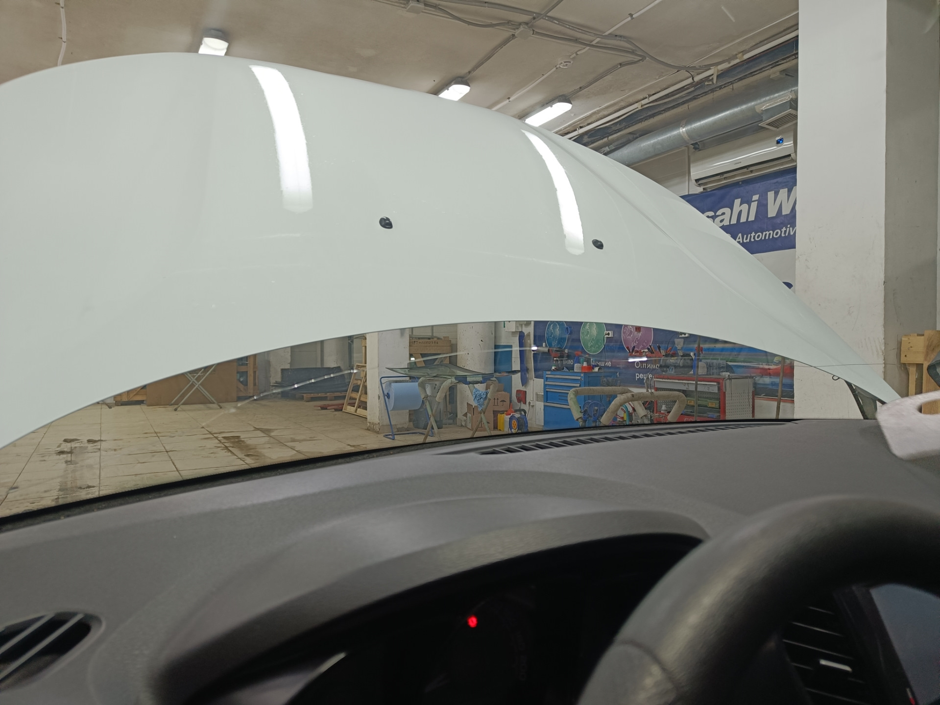 В общем, машина стояла на улице весь ноябрь. Приехал с командировки и утром завёл, а сам пошел домой пить чай пока она грелась. Через пол часа выхожу и вижу, что по всей длине лобовой появилась трещина от небольшого скола — поймал камушек летом, когда ехал на море.

Трещина на всю длину. Стекло SISECAM
Вроде особо и не мешается, но напрягало, что находится на уровне глаз. Так покатался где-то месяц и решил позвонить нескольким фирмам, так сказать узнать цены рынка. Первой фирмой оказалась AG Experts. Цену за стандартное стекло Бор с небольшим затемнением и зелёным оттенком озвучили 7800 рублей. Установка бесплатная. После этого даже звонить не стал другим фирмам, а сразу записался на удобную дату — цена меня устроила. Во время разговора уточнил ещё раз нужную модель стекла с евро-кодом 4592AGS и переспросил точно будет оригинальный Бор, а не какой-то кооператив… Ответили, что будет 100% Бор, который сейчас ставят на конвейер, надо только выбрать вариант его исполнения: с датчиками или без, и т.п. Попросили в день установки заранее заехать на мойку.

А вот и мойка. Прайс — космос для Уфы, одна фаза 600 рублей 🙂 и это только наружка…
После мойки заехал в соседний бокс, где уже весёлые ребята за несколько минут разобрали жабо и сняли старое лобовое.

Старое заводское стекло SISECAM
На фото видно тот самый скол, с которого всё пошло по швам…

Парни срезали лишний герметик и обезжирили поверхность
Видно, что на заводе особо не заморачиваются и наносят герметик так себе. Теперь понятно, почему у некоторых владельцев вода в салоне: на фото можно найти уязвимые места.

Новое стекло установлено. Теперь у нас Бор.
Пол часа и готово!

Стекло ветровое Бор 8450007323 E22 43R-000122 Lamisafe
После того как приклеили, я ещё часик погулял в ближайшем ТЦ пока схватится герметик, вернулся и успел пообщаться с мастерами. Прошло 2 часа и я не спеша поехал домой.

P.s. Парни сказали, что стекла AGS и Бор делают в одном заводе, чему я был удивлён.