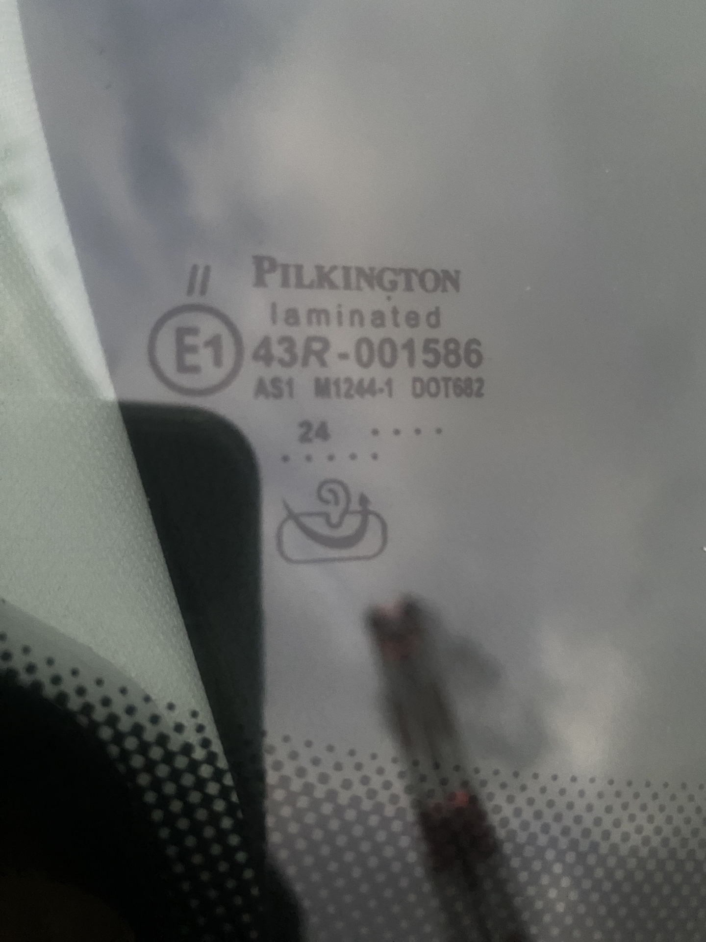 Всем доброго времени суток и ровных дорог.
И так, третья замена лобового )) как мне везет на него. Первая замена по гарантии, не работали часть нитей обогрева, вторая прилетел хороший булыжник в середину лобаша (Замена по КАСКО), и вот по весне 24 года, розочка не большая в низу слева лобового, нити обогрева не задеты. Покатавшись неделю, она не поползла, и я благополучно про нее забыл. Как наступили холода, с перепадом температуры выстрелил луч снизу слева по диагонали, прямо перед глазами… Благо есть КАСКО, один звонок, и записан на замену в AG expert.


По КАСКО выбирать производителя стекла не получается
Ребята работают быстро и качественно, дают гарантию на работу 3 года.


Готовый результат
Получается лобовое это хоть и дорогой, но расходник все таки :))