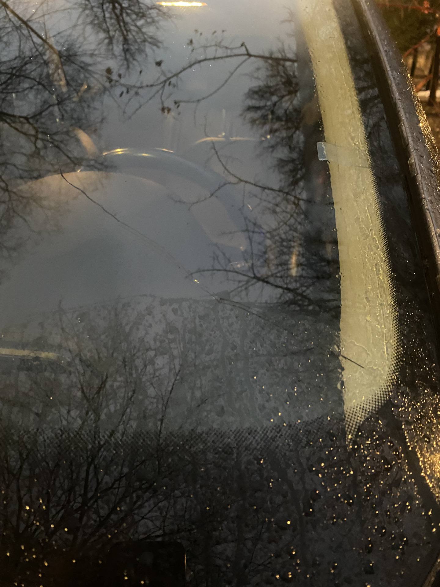 Всем доброго времени суток и ровных дорог.
И так, третья замена лобового )) как мне везет на него. Первая замена по гарантии, не работали часть нитей обогрева, вторая прилетел хороший булыжник в середину лобаша (Замена по КАСКО), и вот по весне 24 года, розочка не большая в низу слева лобового, нити обогрева не задеты. Покатавшись неделю, она не поползла, и я благополучно про нее забыл. Как наступили холода, с перепадом температуры выстрелил луч снизу слева по диагонали, прямо перед глазами… Благо есть КАСКО, один звонок, и записан на замену в AG expert.


По КАСКО выбирать производителя стекла не получается
Ребята работают быстро и качественно, дают гарантию на работу 3 года.


Готовый результат
Получается лобовое это хоть и дорогой, но расходник все таки :))