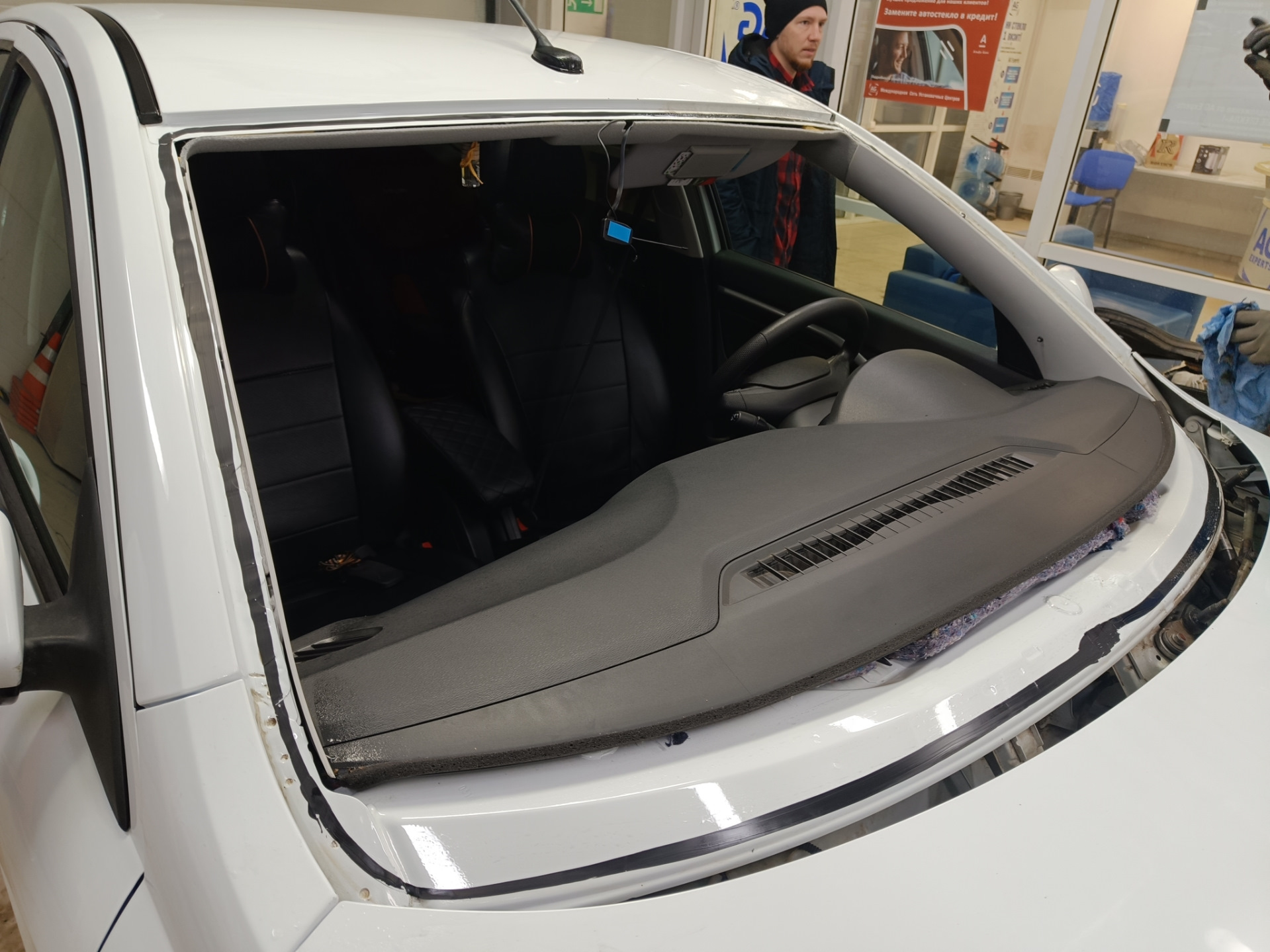 В общем, машина стояла на улице весь ноябрь. Приехал с командировки и утром завёл, а сам пошел домой пить чай пока она грелась. Через пол часа выхожу и вижу, что по всей длине лобовой появилась трещина от небольшого скола — поймал камушек летом, когда ехал на море.

Трещина на всю длину. Стекло SISECAM
Вроде особо и не мешается, но напрягало, что находится на уровне глаз. Так покатался где-то месяц и решил позвонить нескольким фирмам, так сказать узнать цены рынка. Первой фирмой оказалась AG Experts. Цену за стандартное стекло Бор с небольшим затемнением и зелёным оттенком озвучили 7800 рублей. Установка бесплатная. После этого даже звонить не стал другим фирмам, а сразу записался на удобную дату — цена меня устроила. Во время разговора уточнил ещё раз нужную модель стекла с евро-кодом 4592AGS и переспросил точно будет оригинальный Бор, а не какой-то кооператив… Ответили, что будет 100% Бор, который сейчас ставят на конвейер, надо только выбрать вариант его исполнения: с датчиками или без, и т.п. Попросили в день установки заранее заехать на мойку.

А вот и мойка. Прайс — космос для Уфы, одна фаза 600 рублей 🙂 и это только наружка…
После мойки заехал в соседний бокс, где уже весёлые ребята за несколько минут разобрали жабо и сняли старое лобовое.

Старое заводское стекло SISECAM
На фото видно тот самый скол, с которого всё пошло по швам…

Парни срезали лишний герметик и обезжирили поверхность
Видно, что на заводе особо не заморачиваются и наносят герметик так себе. Теперь понятно, почему у некоторых владельцев вода в салоне: на фото можно найти уязвимые места.

Новое стекло установлено. Теперь у нас Бор.
Пол часа и готово!

Стекло ветровое Бор 8450007323 E22 43R-000122 Lamisafe
После того как приклеили, я ещё часик погулял в ближайшем ТЦ пока схватится герметик, вернулся и успел пообщаться с мастерами. Прошло 2 часа и я не спеша поехал домой.

P.s. Парни сказали, что стекла AGS и Бор делают в одном заводе, чему я был удивлён.