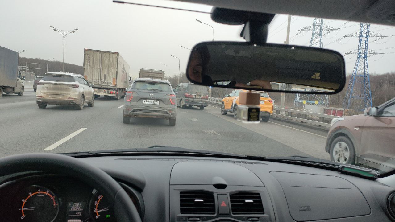 Записался в новом для себя МРЭО в ТЦ Калейдоскоп на Сходненской на четверг, 10 утра.
Записался бы раньше, да мелочь в виде трещины на лобовом с гарантированным отказом осложняла жизнь.

Ещё до покупки, в пятницу, я заказал себе новое стекло в AG Experts в ТЦ Весна на Алтуфьевском шоссе, сервис, знакомый ещё по Калине. Записали на среду 5 вечера, соответственно, сразу после замены на регистрацию.

Вчера сбежал с работы часа в 2, чтобы помыть машину, постоял минут 30 в очереди на мойку, уехал на другую самомойку, постоял ещё минут 30 там, помыл морду, к 4 закатываюсь и говорю — вот машина, я пошёл.
Сходил поел супчик, спускаюсь обратно — всё готово. Фигасе скорость, минут 30-40 наверно за всё про всё, правда попросили постоять ещё полчасика, чтобы клей схватился.

К 10 я приехал в МФЦ, получил талончик, сел в окошко, отдал все доки:
— ДКП
— выписку из ЭПТС
— СТС прошлой хозяйки

ОСАГО при регистрации сейчас не требуют, а диагностическая карта мне не нужна, т.к. машине меньше 4 лет.

Спустился на площадку, открыл капот, весь осмотр занял секунд 40 — стакан, табличка на стойке и номер двигателя. Большой привет тем, у кого двигатель запчасть и кто не смотрит — смотрят, проверяют, сверяют номер, всё ок.

После успешного осмотра поднимаюсь наверх, забираю номера и иду обратно к машине. Открутив номера 40 региона, сдав их в окошечко и прикрутив новые 977-го, я получил в свой автопарк третью колесницу уже официально. За всё про всё — меньше часа.

Насколько же деградировала процедура регистрации автотранспорта за 20 лет, уму непостижимо. Раньше как было, в 4 утра приезжаешь к МРЭО, какие-то мутные типы тебя записывают за 200 рублей в красную тетрадку уже тридцать седьмым, ни поспать, ни поссать, чтобы нидайбох очередь без тебя не прошла, к вечеру МОЖЕТ БЫТЬ до тебя очередь дойдет. И подраться можно, и поорать вдоволь "вас тут не стояло", в общем, выпустить весь накопленный негатив. А щас чё, пришел, спокойно все за 40 минут прошел, сидишь ждёшь номера. Никакой романтики.

В следующем посте расскажу о том, что куплено прям сходу. Всем пофиг, я думаю, но душа просит :)