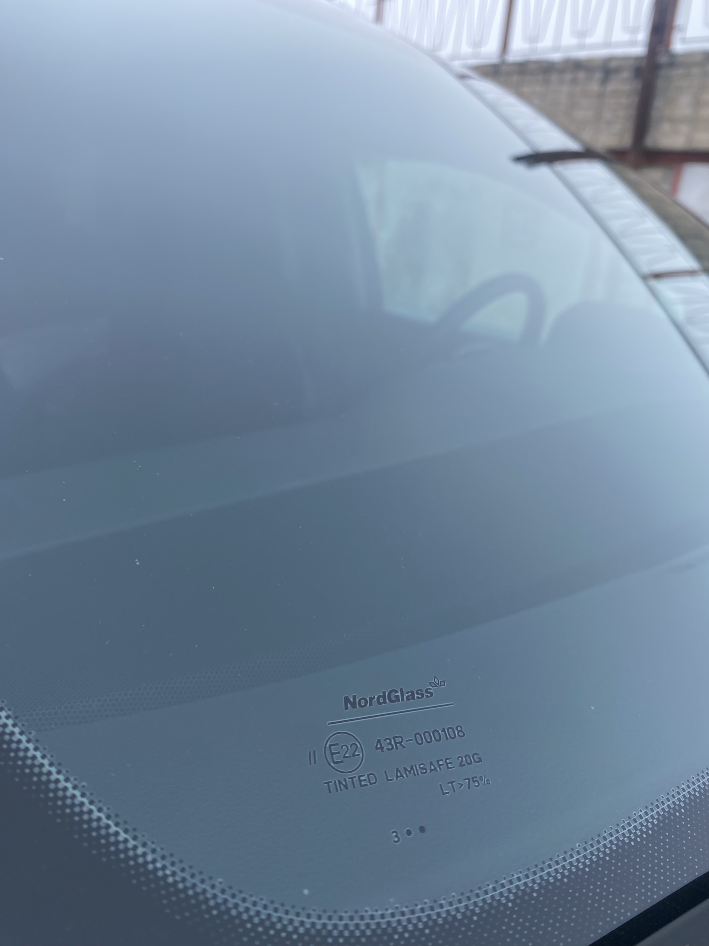 Всех приветствую!
Вот и первое исполнение намеченного плана по замене лобового стекла, стекло поставил новое фирмы NordGlass ибо всякое б/у орига не всегда хорошо и самый большой минус для себя принял то что у нас в Барнауле по наличию не было либо оставляло желать лучшего, вообщем новое есть новое + сделал полностью тонировку атермальной пленкой и полоску 30см. Рамка лобового в отличном состоянии без намеков на ржу это радует!
Что по стеклу; стекло не искажает и не бликует, доволен на все 💯 % и так сказать прозрел от увиденного через него, круто и эффект ВАУ был!

P/S;
Предлагалось два варианта Польша NordGlass за 10800 & Япония AGS за 22300 ну и замена 4500₽ первый вариант в наличии и второй с гарантией на 1 год от производите на одну замену от сколов и трещин.
Тонировка атермалкой + полоса 5% 30см 8000₽
А ну и то что Польша не совсем Польша а скорее всего БОР!


Рекомендую, молодцы все четко и без проволочек!