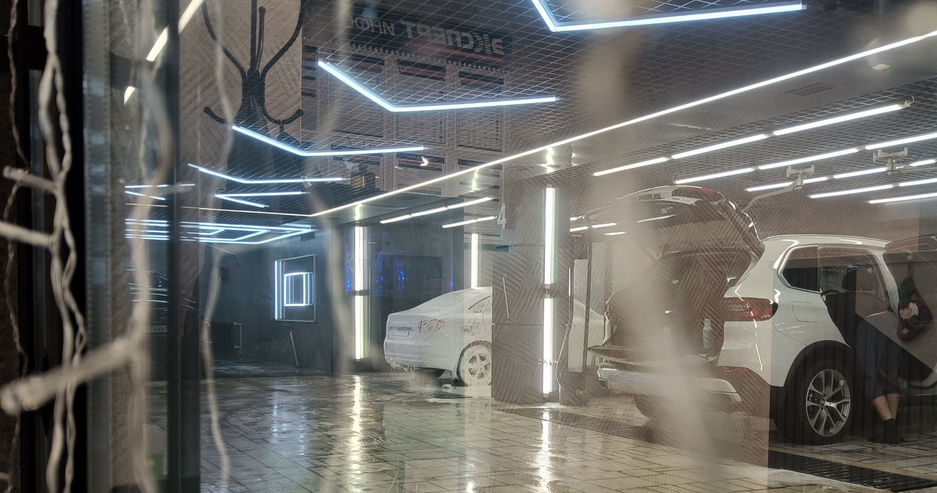 В общем, машина стояла на улице весь ноябрь. Приехал с командировки и утром завёл, а сам пошел домой пить чай пока она грелась. Через пол часа выхожу и вижу, что по всей длине лобовой появилась трещина от небольшого скола — поймал камушек летом, когда ехал на море.

Трещина на всю длину. Стекло SISECAM
Вроде особо и не мешается, но напрягало, что находится на уровне глаз. Так покатался где-то месяц и решил позвонить нескольким фирмам, так сказать узнать цены рынка. Первой фирмой оказалась AG Experts. Цену за стандартное стекло Бор с небольшим затемнением и зелёным оттенком озвучили 7800 рублей. Установка бесплатная. После этого даже звонить не стал другим фирмам, а сразу записался на удобную дату — цена меня устроила. Во время разговора уточнил ещё раз нужную модель стекла с евро-кодом 4592AGS и переспросил точно будет оригинальный Бор, а не какой-то кооператив… Ответили, что будет 100% Бор, который сейчас ставят на конвейер, надо только выбрать вариант его исполнения: с датчиками или без, и т.п. Попросили в день установки заранее заехать на мойку.

А вот и мойка. Прайс — космос для Уфы, одна фаза 600 рублей 🙂 и это только наружка…
После мойки заехал в соседний бокс, где уже весёлые ребята за несколько минут разобрали жабо и сняли старое лобовое.

Старое заводское стекло SISECAM
На фото видно тот самый скол, с которого всё пошло по швам…

Парни срезали лишний герметик и обезжирили поверхность
Видно, что на заводе особо не заморачиваются и наносят герметик так себе. Теперь понятно, почему у некоторых владельцев вода в салоне: на фото можно найти уязвимые места.

Новое стекло установлено. Теперь у нас Бор.
Пол часа и готово!

Стекло ветровое Бор 8450007323 E22 43R-000122 Lamisafe
После того как приклеили, я ещё часик погулял в ближайшем ТЦ пока схватится герметик, вернулся и успел пообщаться с мастерами. Прошло 2 часа и я не спеша поехал домой.

P.s. Парни сказали, что стекла AGS и Бор делают в одном заводе, чему я был удивлён.