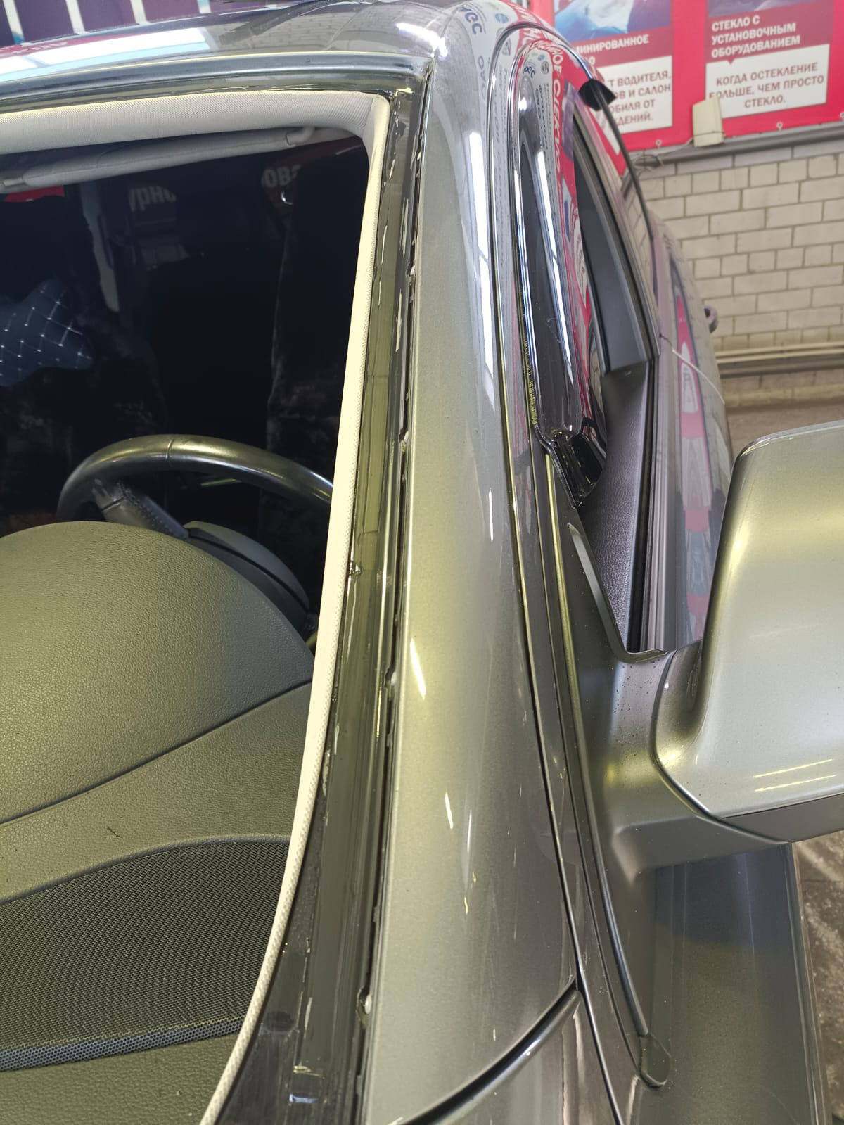 Всех приветствую!
Вот и первое исполнение намеченного плана по замене лобового стекла, стекло поставил новое фирмы NordGlass ибо всякое б/у орига не всегда хорошо и самый большой минус для себя принял то что у нас в Барнауле по наличию не было либо оставляло желать лучшего, вообщем новое есть новое + сделал полностью тонировку атермальной пленкой и полоску 30см. Рамка лобового в отличном состоянии без намеков на ржу это радует!
Что по стеклу; стекло не искажает и не бликует, доволен на все 💯 % и так сказать прозрел от увиденного через него, круто и эффект ВАУ был!

P/S;
Предлагалось два варианта Польша NordGlass за 10800 & Япония AGS за 22300 ну и замена 4500₽ первый вариант в наличии и второй с гарантией на 1 год от производите на одну замену от сколов и трещин.
Тонировка атермалкой + полоса 5% 30см 8000₽
А ну и то что Польша не совсем Польша а скорее всего БОР!


Рекомендую, молодцы все четко и без проволочек!