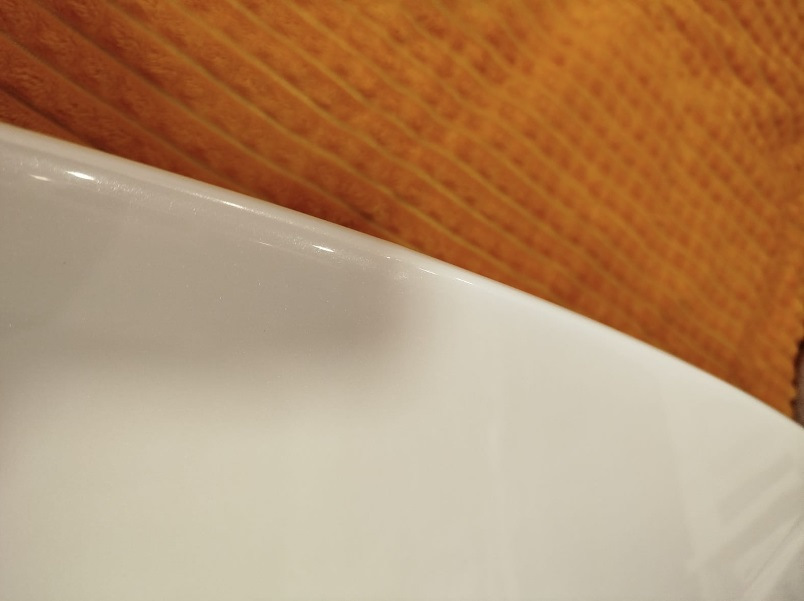 Спойлер — один из немногих элементов стайлинга для Outlander, который вызывает минимум споров — разумеется, с ним лучше, чем без него :)


Со спойлером теперь
Итак, заказал на Али сразу крашеный… По прикидкам некрашеный+покраска (зато точно в цвет) получалась примерно в 15Круб. Окрашеный сразу в белый — 4,3Круб. Решил рискнуть.

Пришел спойлер в транспортную компанию упакованный в пузырчатую пленку основательно, как мумия :)
И, тем не менее — сурпрыз! Заметный залом на внешнем ребре :(


Ну как так?
Ну в той 10-сантиметровой толщины обертке вряд ли так могло получиться, скорее всего сразу таким положили.
В-общем, подал спор (изначально подумал, что оспоренный деньги отдам мастерам, чтобы шпатлевали и красили). Отспорил 1,8Круб. То есть спойлер с дефектом обошелся в 2,5Круб.


По цвету — очень хорошее попадание, разве что на спойлере есть примесь блестящая (наверное, это Polar White или как его там). Но с завода бампера от кузова отличаются существенно сильнее :)
Уже начал у знакомых спрашивать, кто занимается такими работами, никто не признавался… повертел-покрутил в руках и решил кое-что попробовать :)

Сделал технологическое отверстие на внутренней стороне, обмотал изолентой наконечник длинной отвертки, нагрел спойлер в теплой воде, арендовал у жены фен и поставил его на минимальный нагрев.
Ну и изнутри минут за 30 осторожненько выровнял дефект.


Технологическое отверстие и инструмент
Пару недель спойлер отлежался на балконе (проверил, не сработает ли эффект памяти у пластика, когда остынет). Дефект проявился прям минимально (и то, это я знал, куда смотреть). Еще минут 10 повторил процедуру поддавливания и нагрева — и вуаля! Результат отличный.


Живьем вообще место дефекта не найдешь
Следующим квестом оказалось прикрепление.
Дальнейший текст скорее всего будет более интересен ростовчанам…

Беглый поиск стекольного герметика и праймера показал, что это добро обойдется в пару тысяч, не меньше. И потом почти весь герметик все равно на выброс…
Заехал в пару мест, где устанавливают стекла. В одном (федеральная сетка, АвтоТрейд) сразу сказали, что у них нет такой услуги в прайсе, а "внепрайсовые работы" караются штрафом и вплоть до увольнения. Но общались вежливо.

В другом (с довольно живыми социальными сетями, вроде как позиционирующие себя положительно, Автостекла на Вавилова) — просто вышел чувак, ни здрасте, ни досвидания, просто сказал "нет, я это делать не буду" и развернулся. Резкий контраст с социальными сетями. Неприятный осадочек :)

Уже подумал — ну всё, придется самому материалы покупать и звать кого-нибудь на помощь для ровной установки. Но решил заглянуть к еще одним установщикам автостекол. Оказалось, неподалеку есть AG Experts. Ребята красавчики — и пообщались вежливо, и один парень вышел посмотрел-пощупал спойлер. Согласились сделать. Подошли прям очень профессионально — все обезжирили, нанесли праймер, погрели феном и спойлер и крышку багажника, нанесли герметик, приклеили спойлер. И стоимость услуги нормальная — 1,5Круб.


Кепка
В-общем, теперь Белый Бумбр со спойлером.
Считаю, что он делает внешний вид аута существенно гармоничнее. Плюс стоимость доработки получилась ну очень приятной.